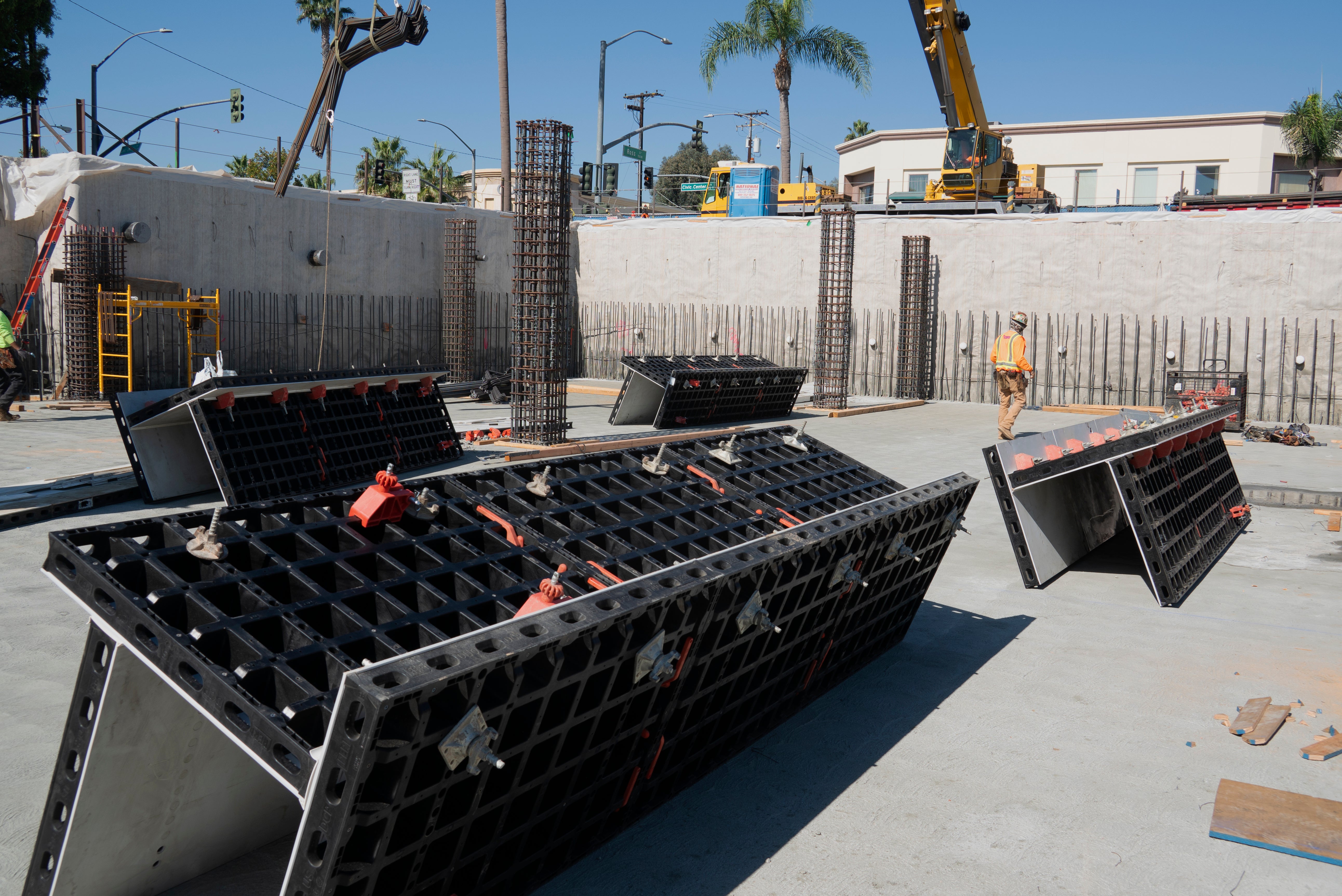 The lightweight, strength, quick assembly, and simplicity of parts make DUO Handset Column formwork an ideal solution for forming concrete columns in projects with restricted space. 