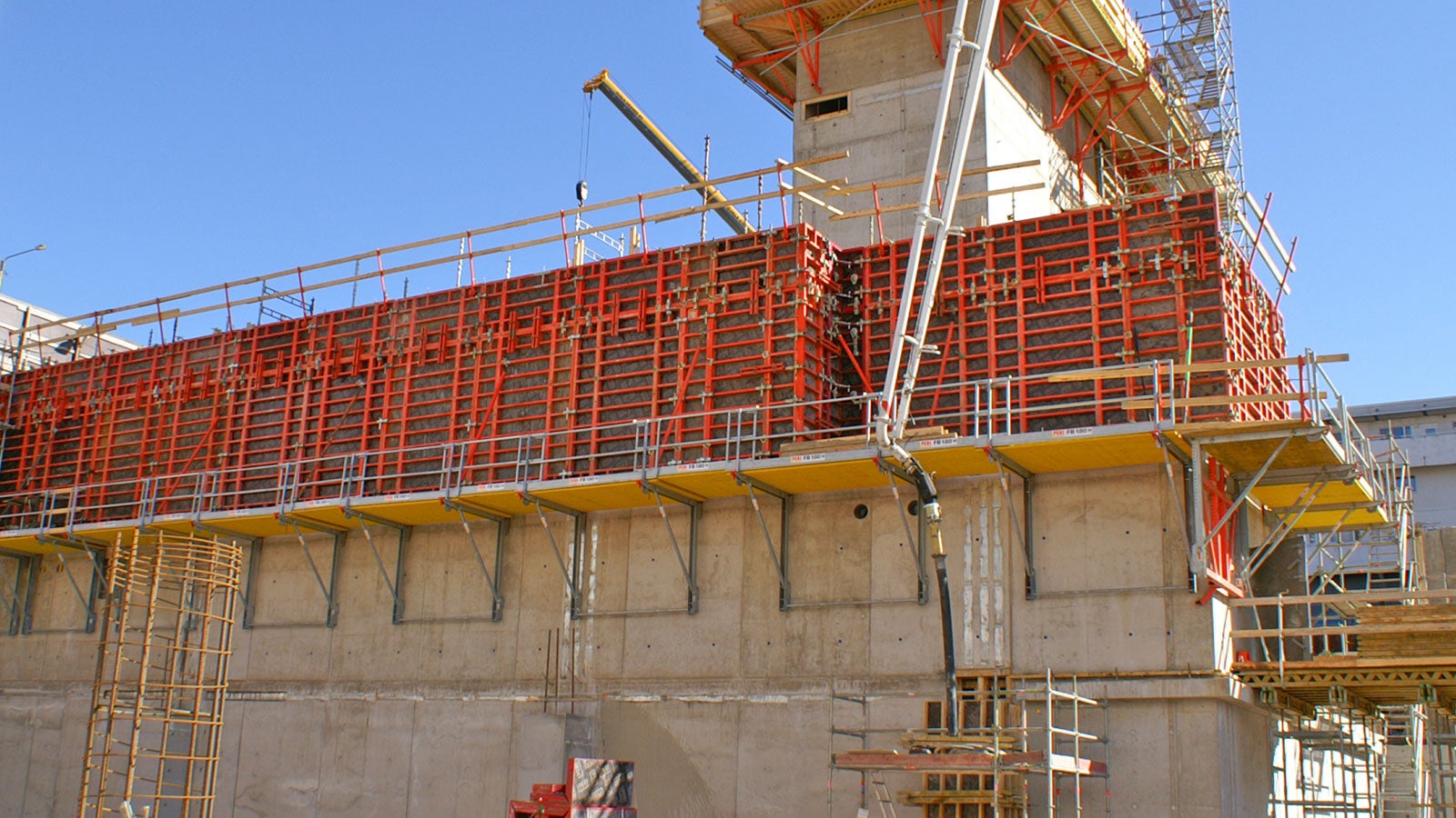 FB 100 –niveltyötasot käytössä seinämuottien raudoittamisessa ja tukemisessa.