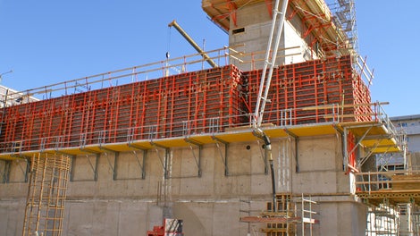 FB 100 –niveltyötasot käytössä seinämuottien raudoittamisessa ja tukemisessa.