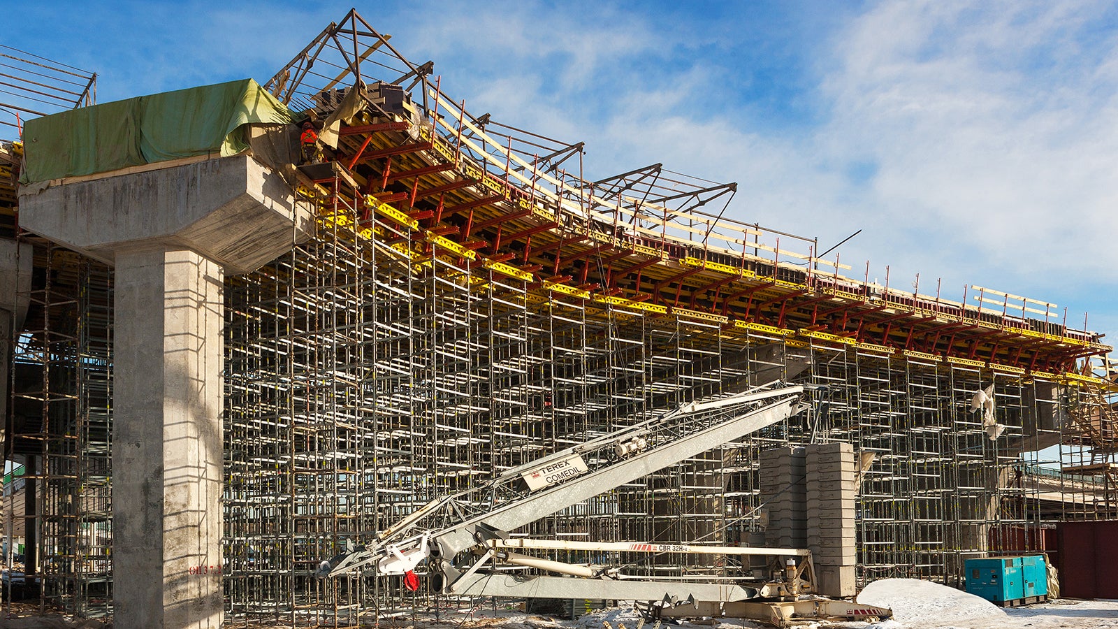 330 тонн опалубки и строительных лесов клиент взял в аренду на 3 месяца. В комплект входили спецэлементы для легкого монтажа в зоне разветвления пролетного строения.