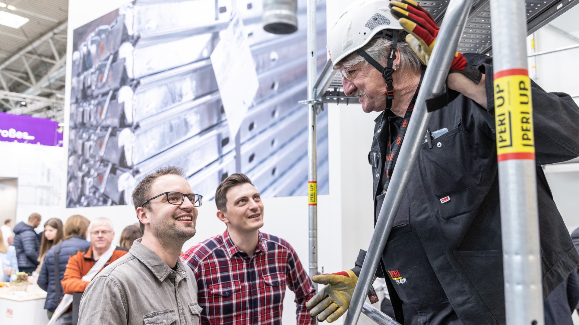 In ausführlichen Anwendergesprächen und bei Live-Vorführungen präsentiert das PERI Team den PERI UP Gerüstbaukasten.