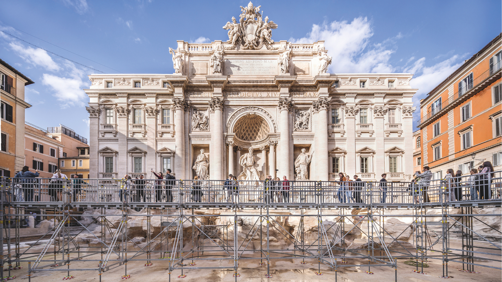 Passerella realizzata con elementi del ponteggio PERI UP per visitatori Fontana di Trevi durante i lavori di restauro del monumento