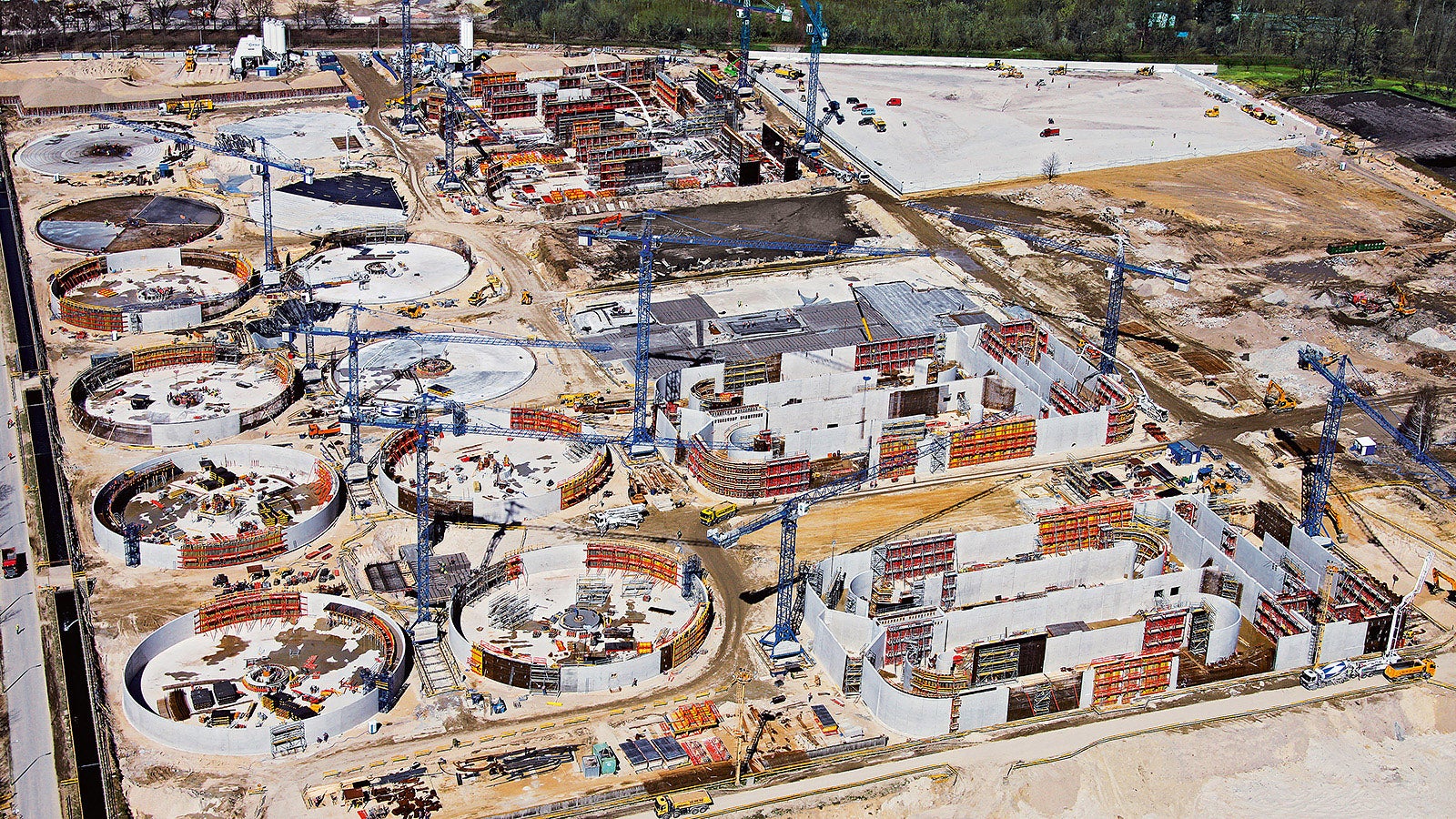 In a construction time of only two years, a total of 120 individual structures were built on an area equivalent to 80 football pitches.