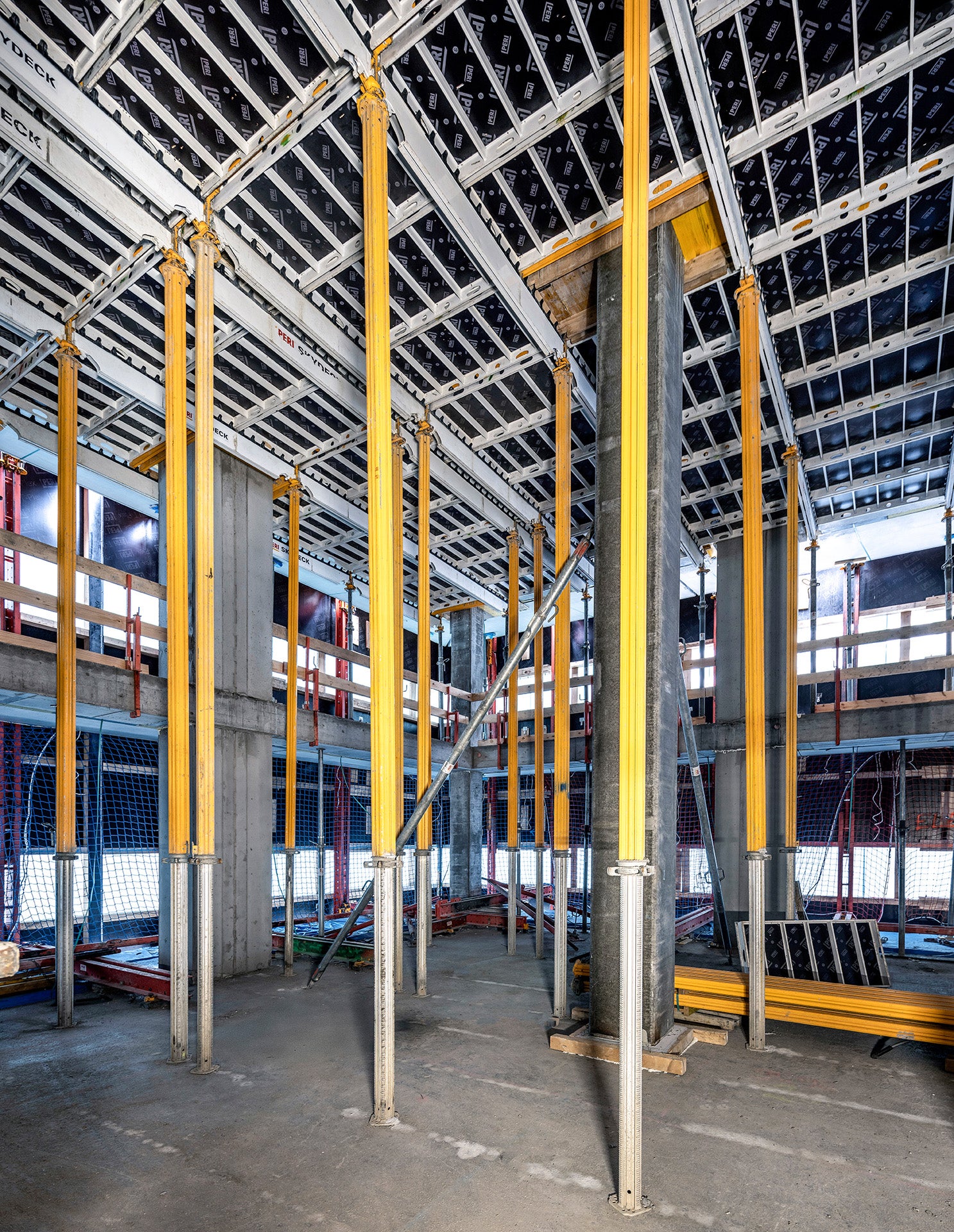 The lightweight, easily manageable system components of the SKYDECK Panelized Slab Formwork enabled energy-saving work processes and short shuttering times. 
