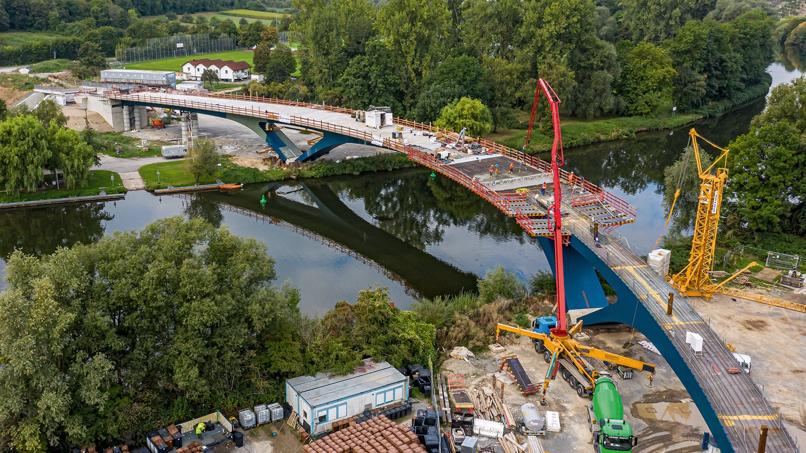 Die Herstellung des 195 m langen Brückenüberbaus und der Gesimskappen erfolgten auf Basis des VARIOKIT Ingenieurbaukastens und mit baustellenbegleitendem PERI Support.