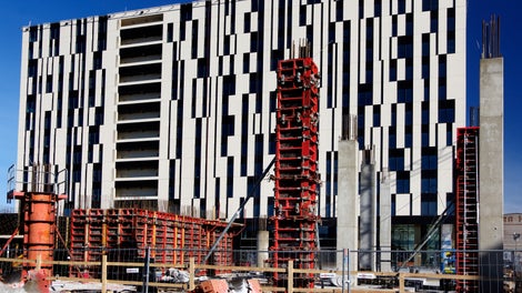 Terav silm on kindlasti märganud seal toimuvaid ehitustöid juba mõnda aega. Nagu ka esimese maja puhul, tarnib betooniraketised PERI AS. 