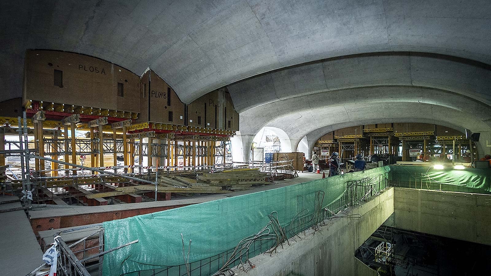 Restauração da fachada do edifício, para consolidar o caráter patrimonial e preservar a harmonia entre ele e o centro de Santiago. Sob os arcos se situa parte da estação, onde se encontram caixas eletrônicos, catracas de acesso e escadas rolantes.