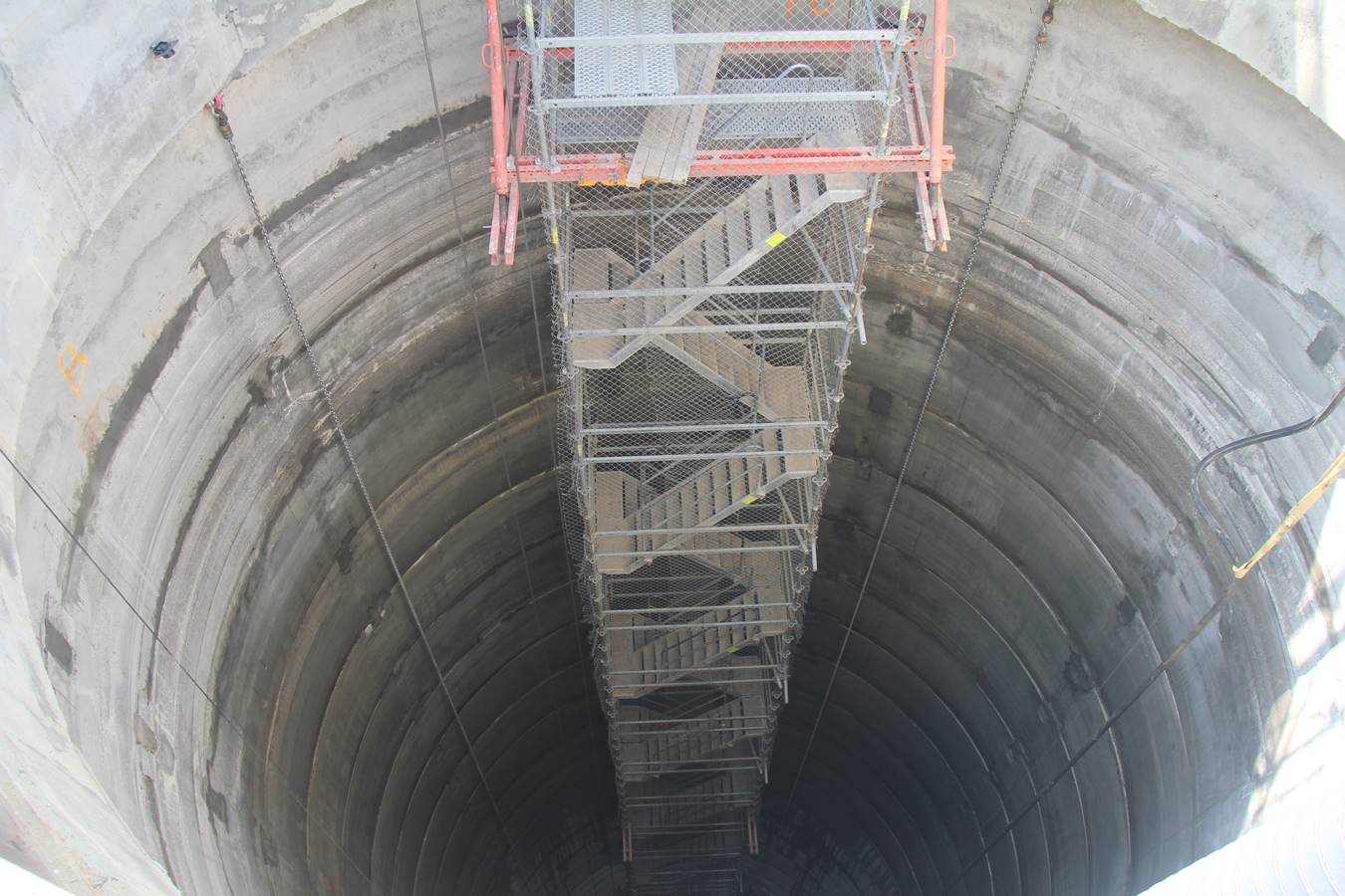 Подвесная лестница глубиной более 50м глубиной. 