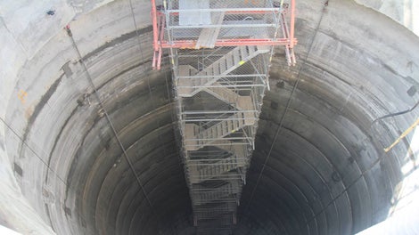 Подвесная лестница глубиной более 50м глубиной. 