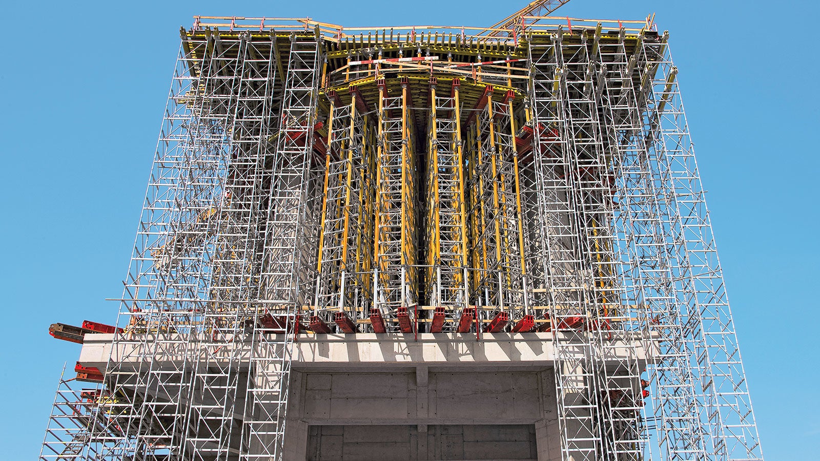 Wspierające pierścieniową belkę o grubości 3 = 4 m rusztowanie systemu HD 200, MULTIPROP i ST 100. Widok od czoła obiektu.