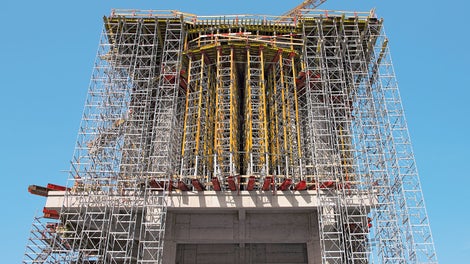 Wspierające pierścieniową belkę o grubości 3 = 4 m rusztowanie systemu HD 200, MULTIPROP i ST 100. Widok od czoła obiektu.