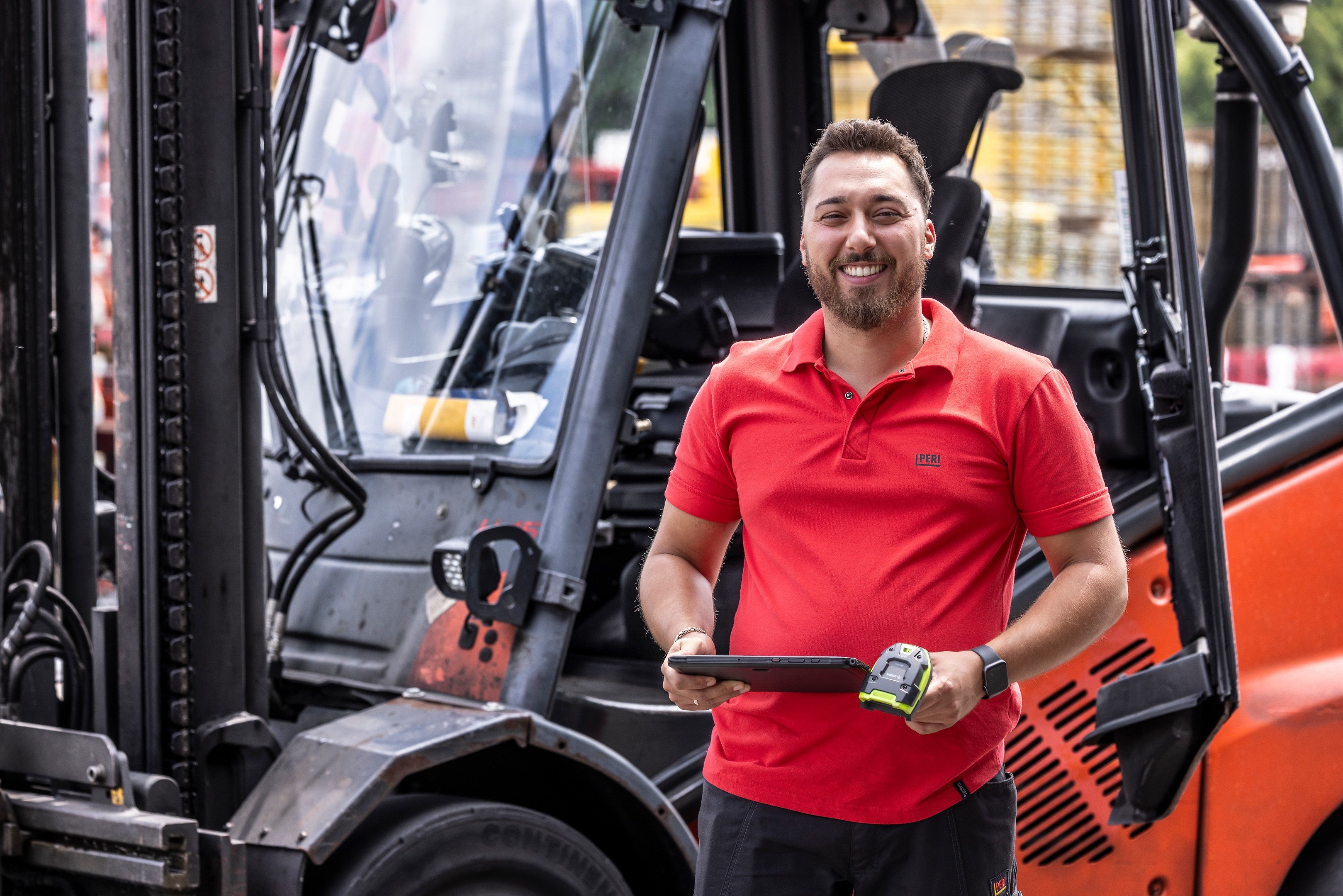 • Hledáme člověka, který je bezúhonný, má rád pořádek, je spolehlivý a nebojí se fyzicky náročné práce.<br/>• Když mu svěříme tablet se záznamy, dokáže podle nich samostatně pracovat a mít věci pod kontrolou.<br/>• Nemusíte mít osvědčení na vysokozdvižný vozík – školení vám rádi zajistíme. Ale pokud ho už máte, bude to pro vás rychlejší start.<br/><br/>Jsme PERI a už více než půl století pomáháme díky špičkovým technologiím a inovacím stavět po celém světě rychleji, hospodárněji a bezpečněji.