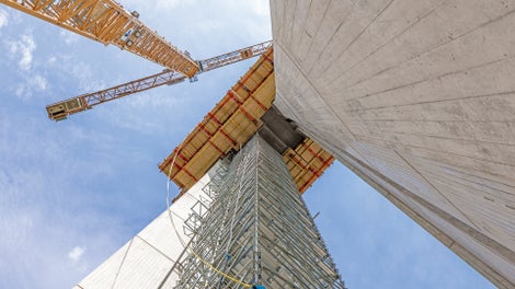 Für Pfeiler, Hammerköpfe und den späteren Überbau bot PERI Schalung, Gerüst und Service aus einer Hand.