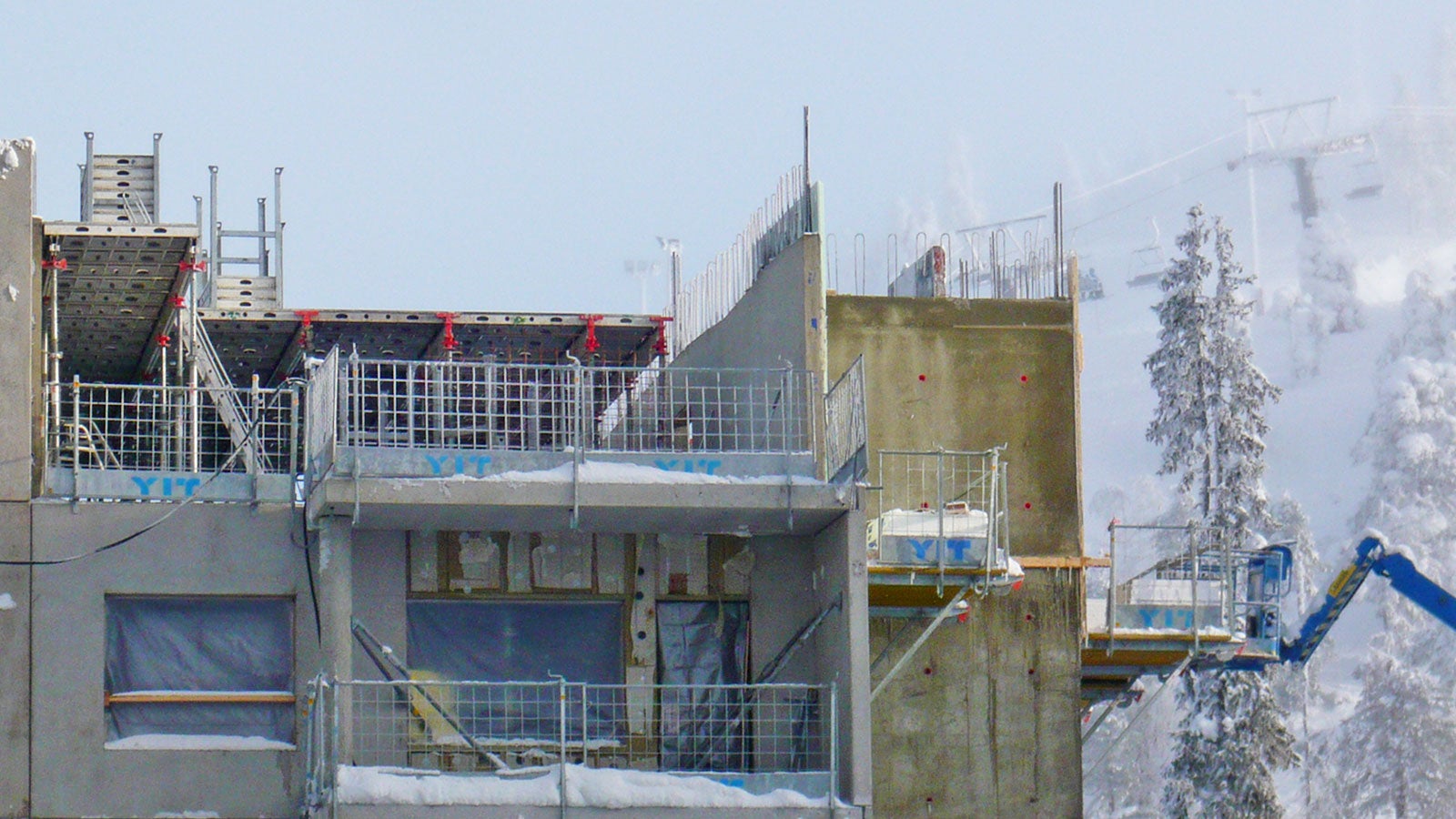 SKYDECK-järjestelmän ansiosta muottielementit saatiin siirrettyä nopeasti seuraavaan valualueeseen.