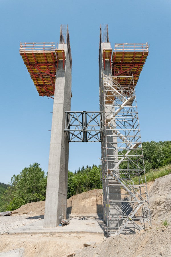 Přístup k zárodkům umožnila schodišťová věž ze systému PERI UP.