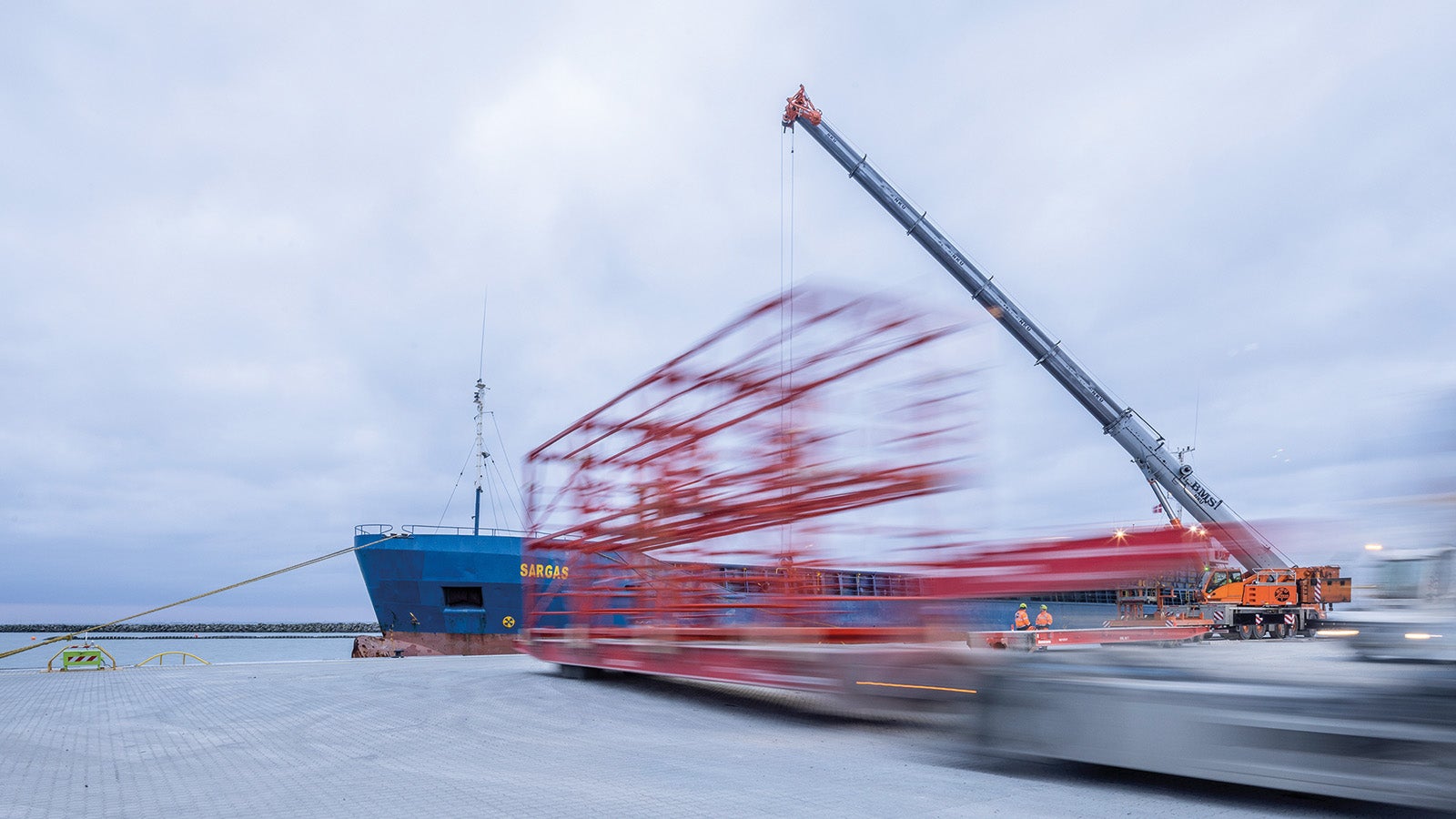 Die Anlieferung des kompletten PERI Schalungsmaterials in den Arbeitshafen erfolgte mit insgesamt 12 Schiffen und über 250 LKWs.