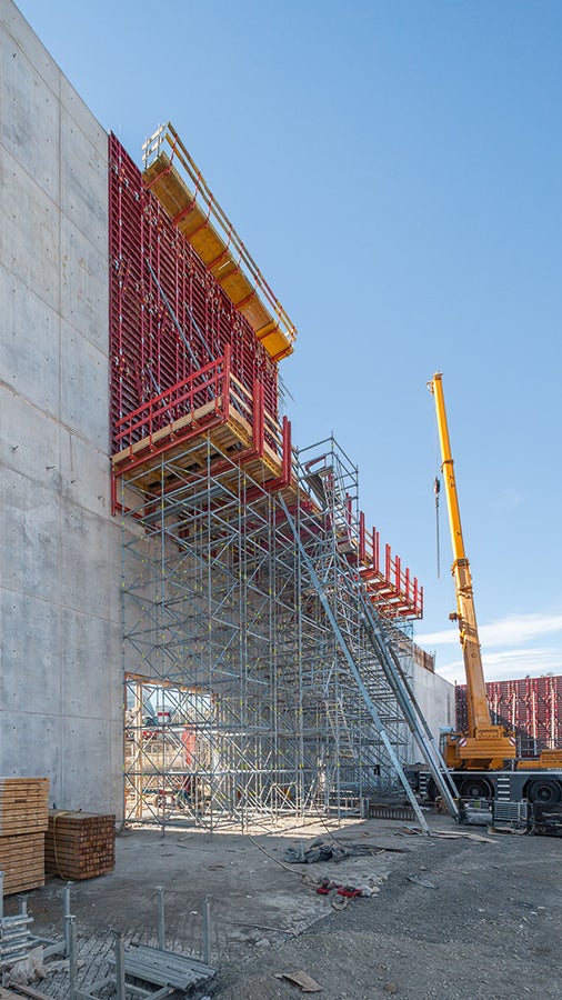 Die Herstellung der 23 m hohen Wandabschnitte erfolgte auf einer 12 m hohen PERI UP Arbeitsplattform.