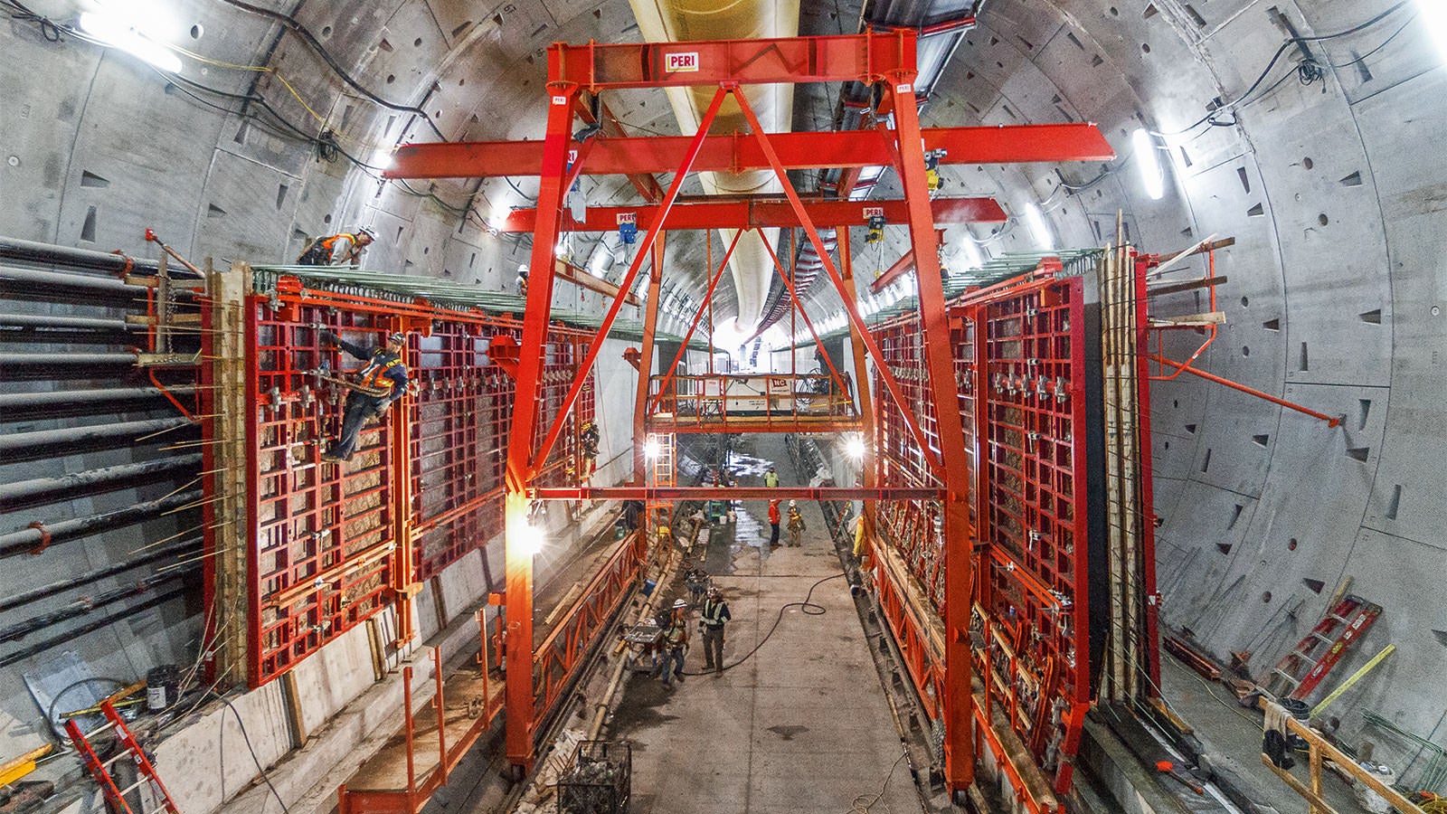 PERI MAXIMO was used to concretate the side walls of the 3.2 km long carriageway. The two-storey tunnel has replaced the outdated Alaskan Way Viaduct Bridge in Seattle, United States of America. 110,000 cars drive through the tunnel every day.<br/><br/>