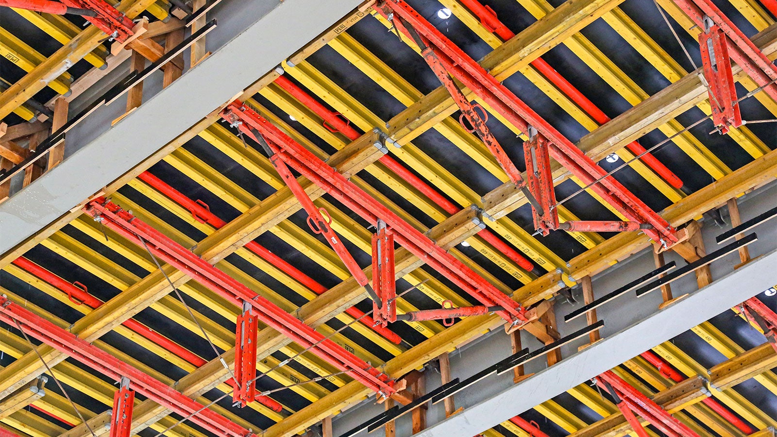 Wypory PERI SLS 380/480 okazały się idealnym rozwiązaniem jako stężenie konstrukcji stalowej na czas betonowania płyty głównej.