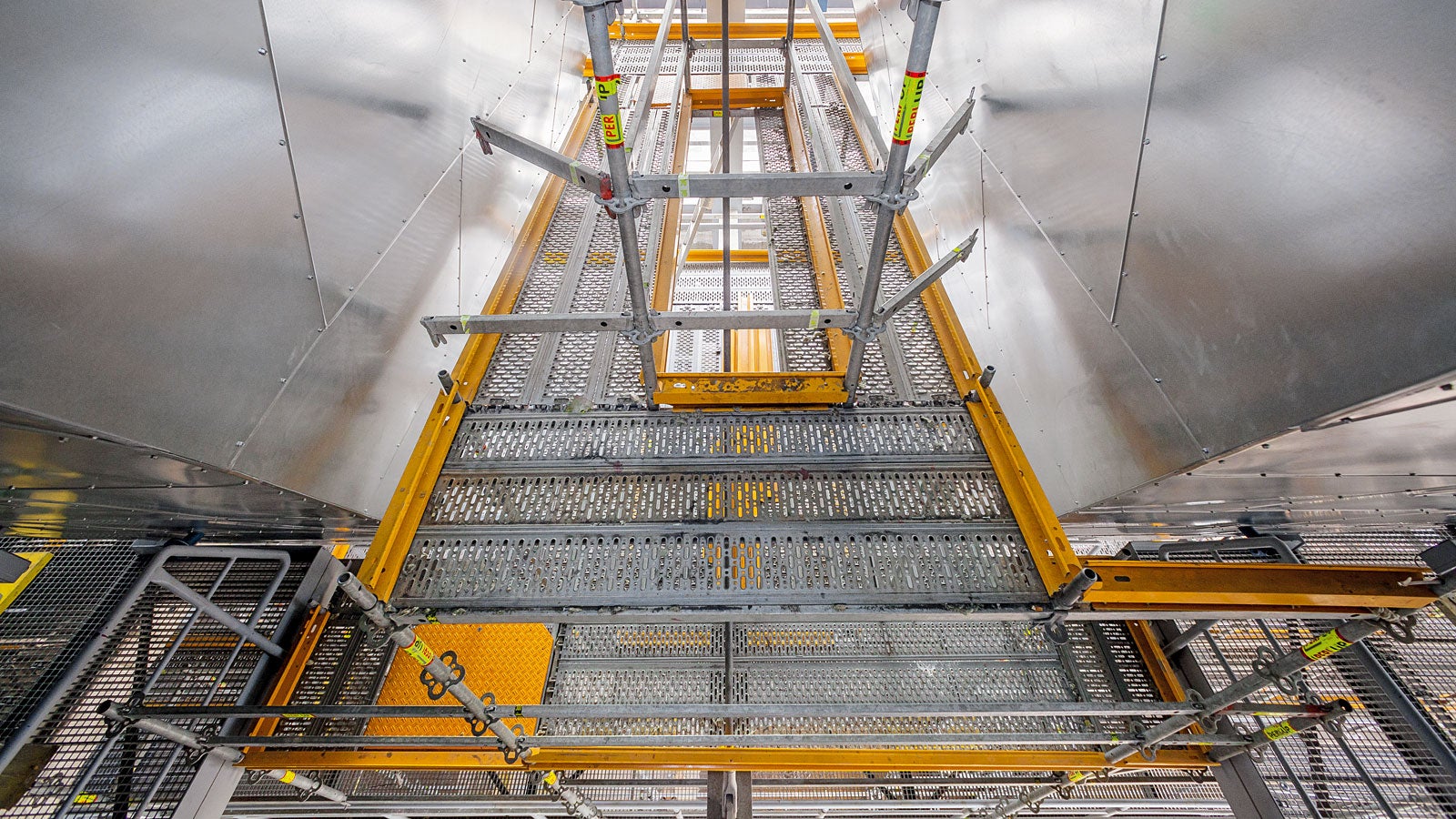 Voor de ruimtelijke steiger bij de filtertoevoertrechter is het metrische rastersysteem van het PERI UP steigersysteem een groot voordeel.