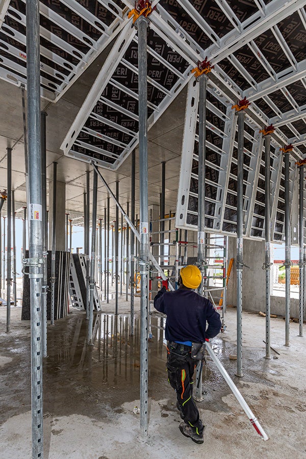 Die leichten und großflächigen SKYMAX Paneele sorgen für kraftsparendes und ergonomisches Arbeiten, denn ihr maximales Gewicht beträgt nur 32 kg.