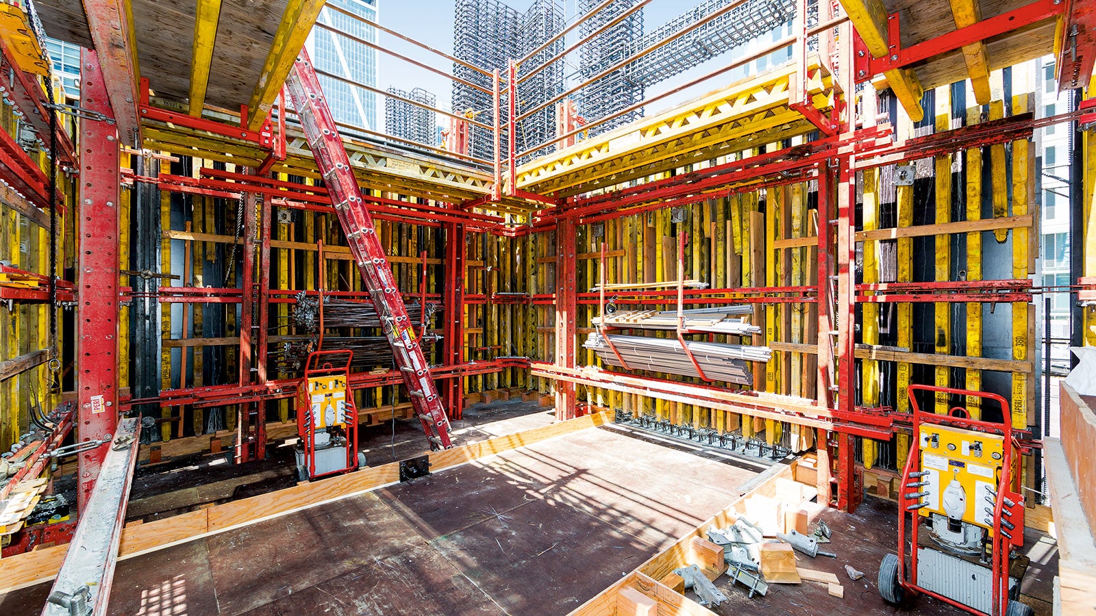 The hydraulic pumps and cylinders that are part of this system enable the formwork to climb independent of the crane.
