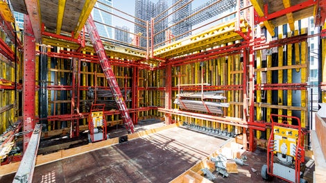 The hydraulic pumps and cylinders that are part of this system enable the formwork to climb independent of the crane.