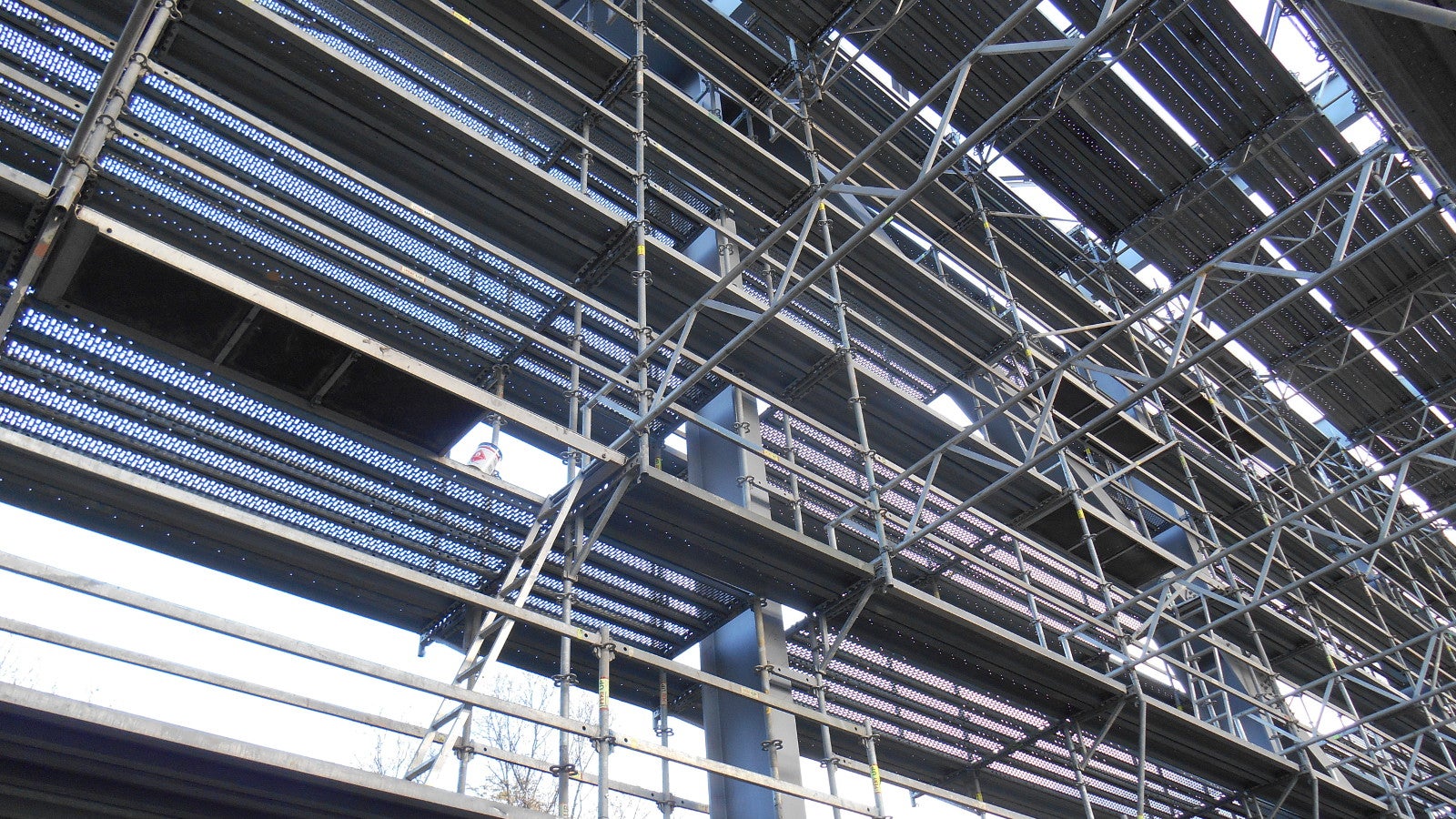 Ideální přizpůsobení konstrukce lešení pro bezpečné a komfortní pracovní podmínky při tryskání a nátěrech.