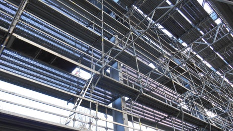 Ideální přizpůsobení konstrukce lešení pro bezpečné a komfortní pracovní podmínky při tryskání a nátěrech.