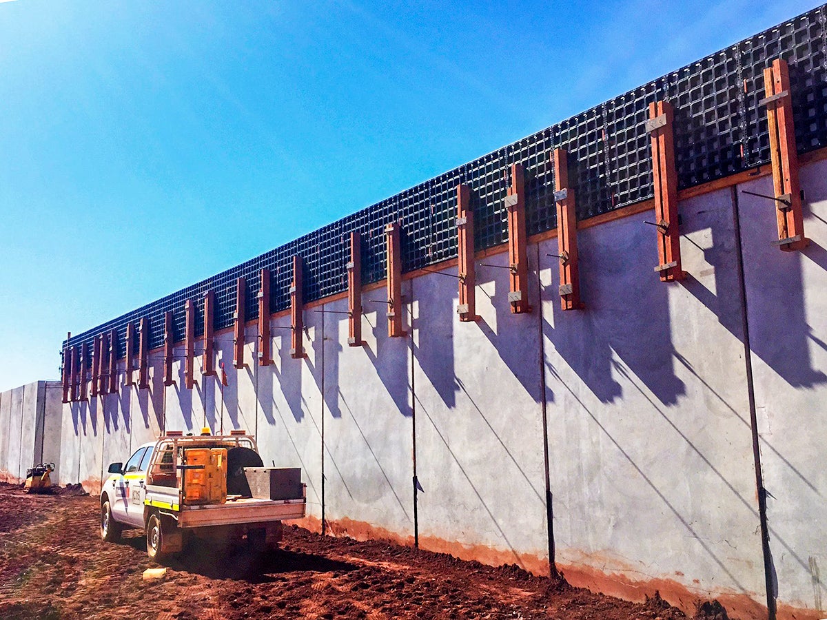 DUO’s versatility was used as edge protection to prevent falls from heights on a suspended slab with a working height of 5.2m.<br/>It is light weight made erecting safe and fast. 