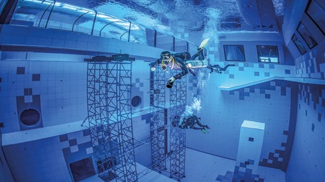 Lo más destacado fue el desarmado de las torres apiladoras ST 100 utilizadas: por motivos relacionados con los requisitos estáticos, las torres apiladoras solo se pudieron desmontar después de que la piscina se hubiera llenado de agua, no por el personal de la obra de la propia empresa, sino especialmente buzos entrenados.