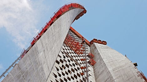 A construção das paredes da asa com suas áreas de superfície torcida foi realizada com grande precisão usando as unidades de forma para escaladas PERI SKS / VARIO.