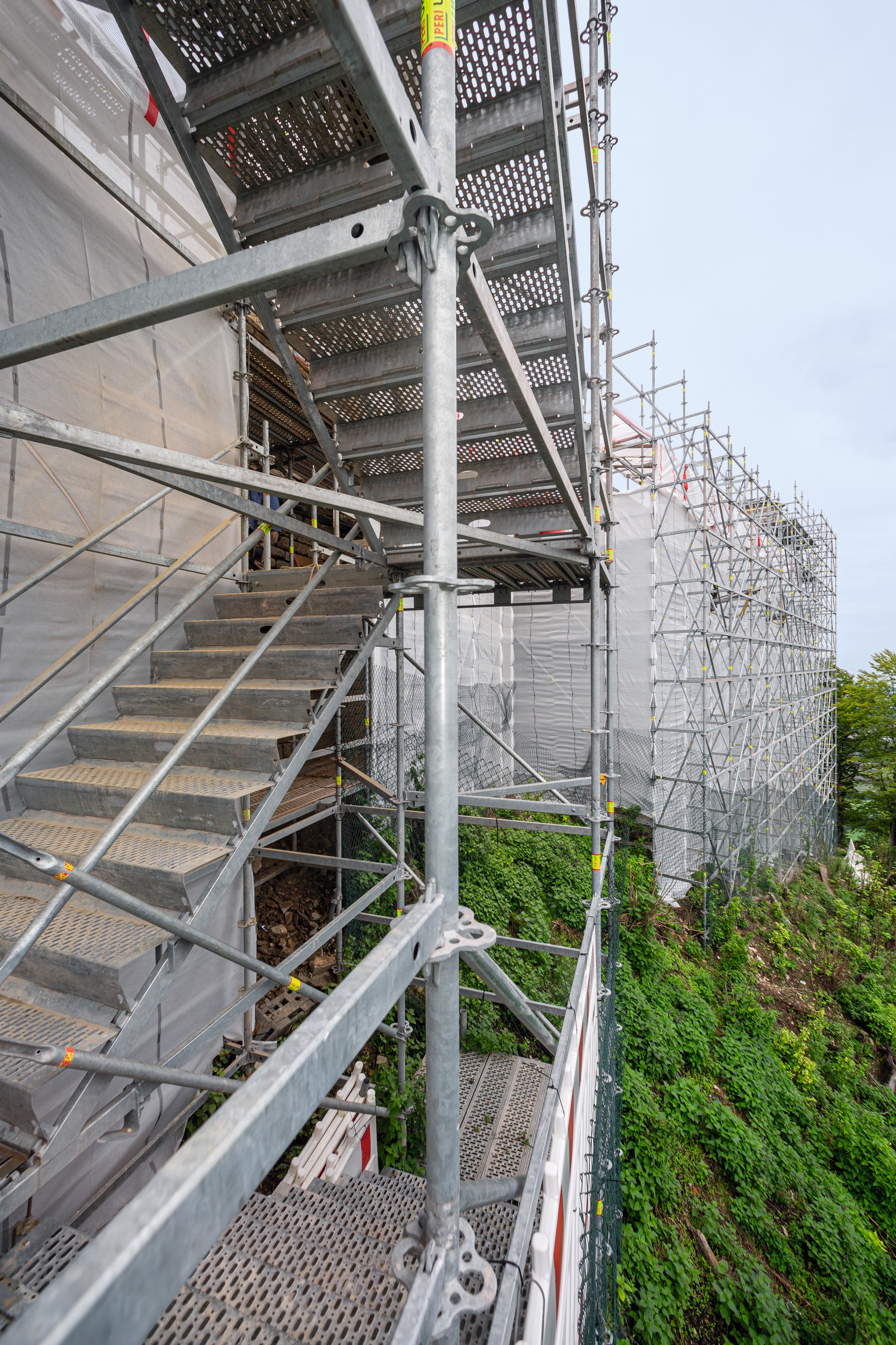 Die leichten Einzelstufen sind schnell montierbar: Sie verzahnen beim Einbau.<br/>