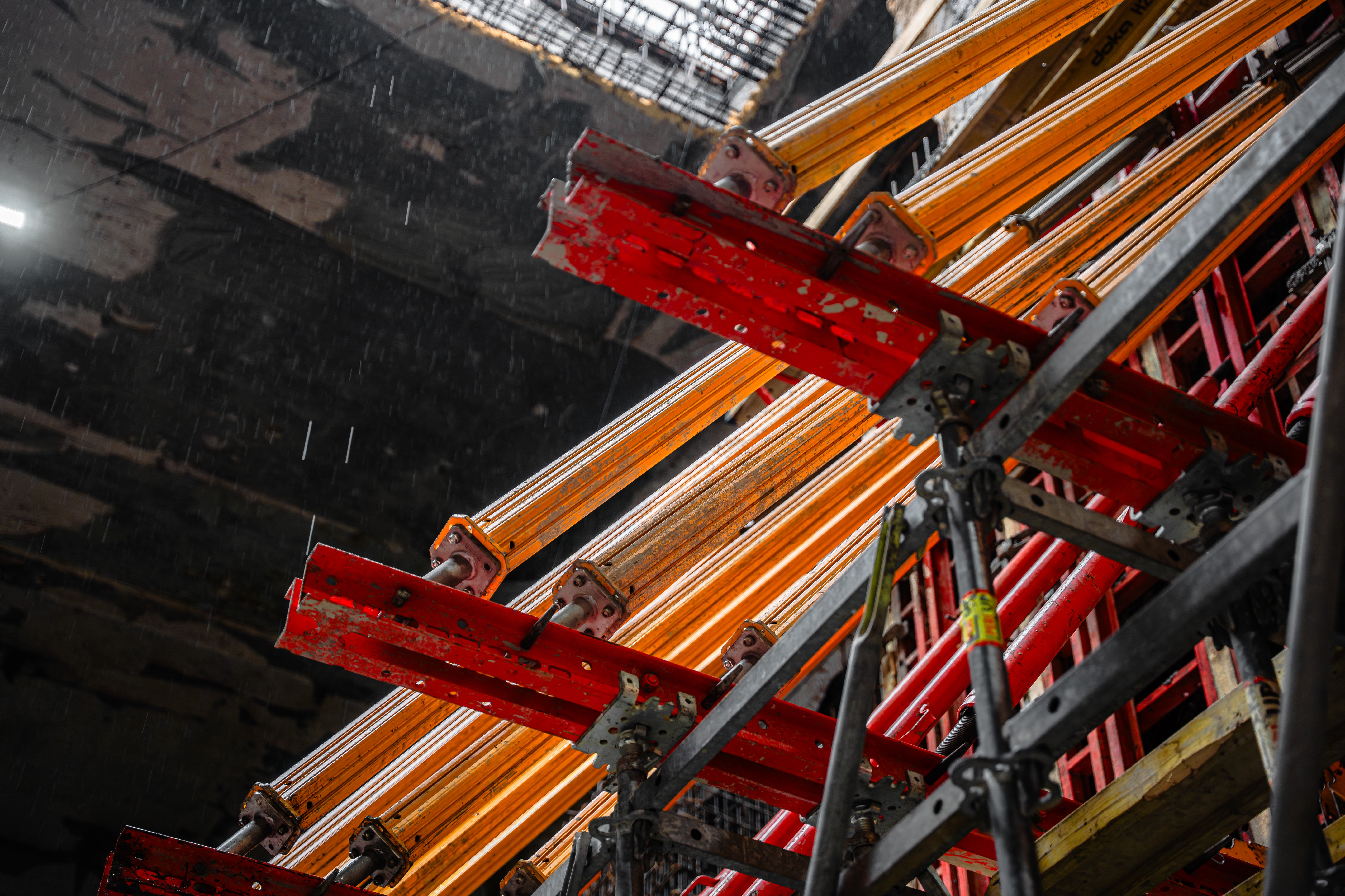 Връзка между подпорното скеле PERI UP Flex и алуминиеви подпори MULTIPROP