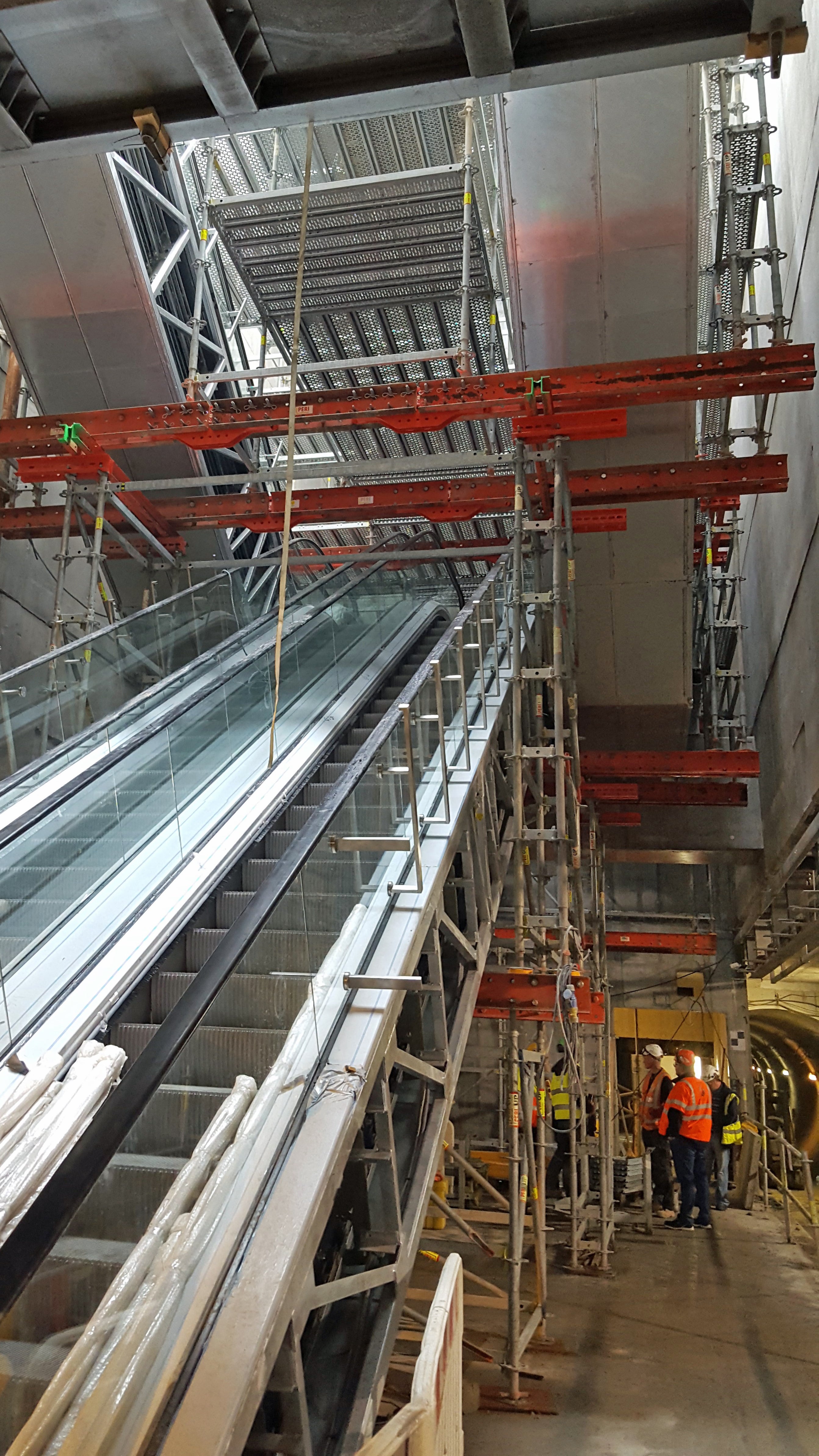 Stilladstårn, smalt i bunden og udvekslet med stålbjælker i toppen