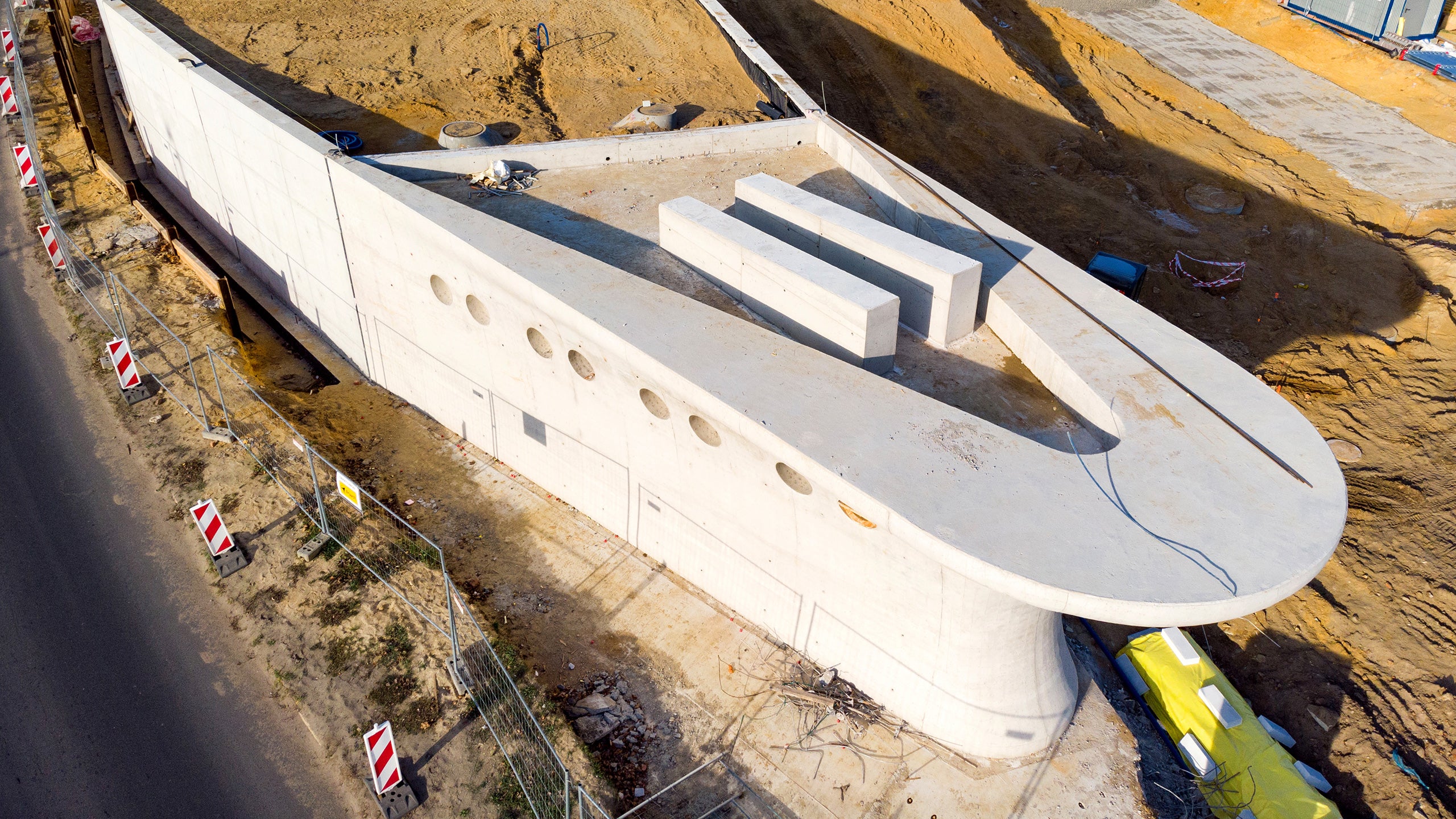 Kadłub statku w połączeniu z pozostałą częścią obiektu urealnia wyobrażenia architekta, stawiając zamierzenia budowlane na najwyższym poziomie inżynierskim, tym samym nowy obiekt podnosi jakość w otaczającej ją przestrzeni i środowisku.