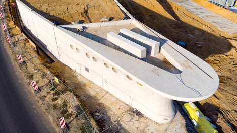 Kadłub statku w połączeniu z pozostałą częścią obiektu urealnia wyobrażenia architekta, stawiając zamierzenia budowlane na najwyższym poziomie inżynierskim, tym samym nowy obiekt podnosi jakość w otaczającej ją przestrzeni i środowisku.