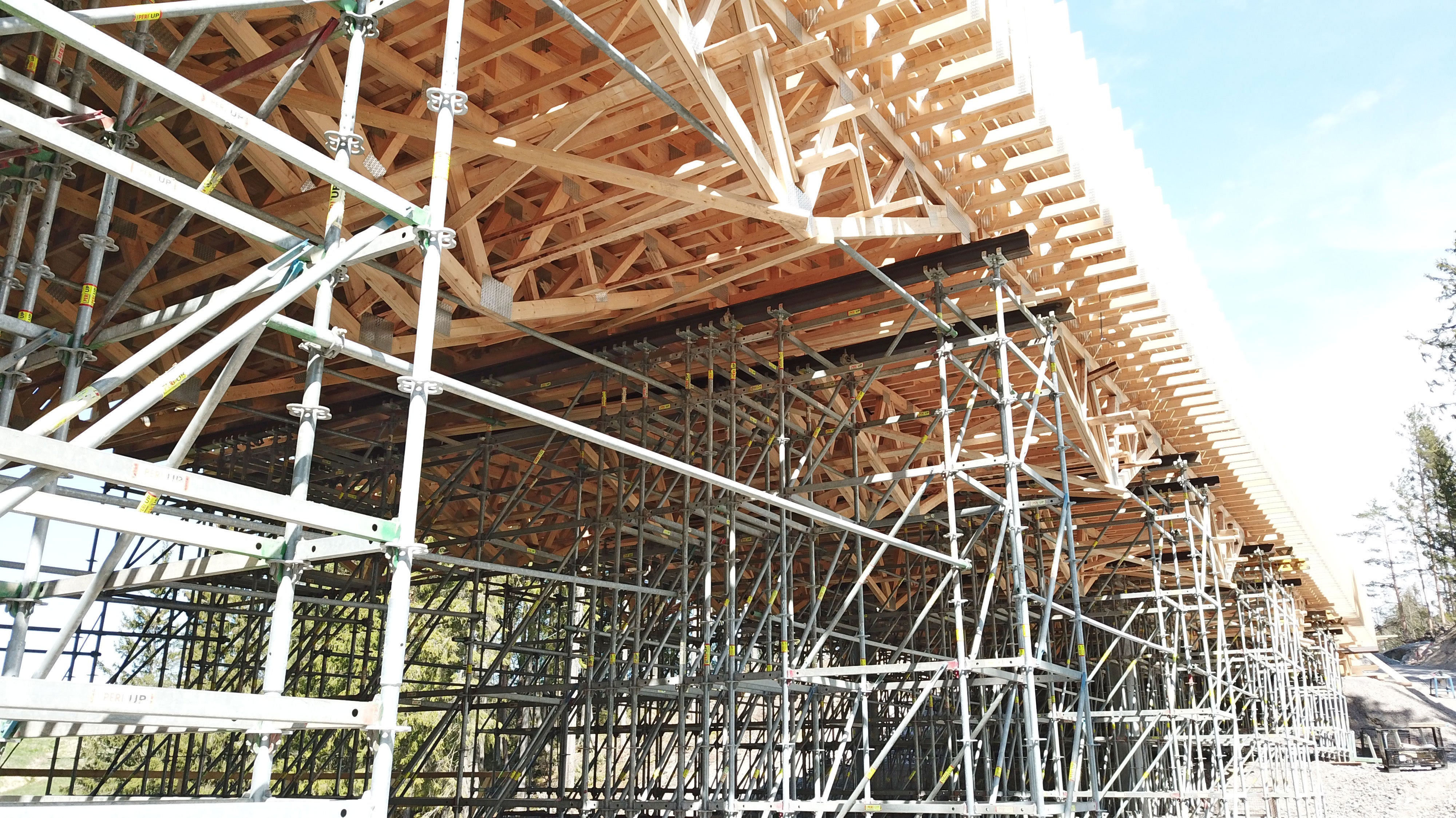 Erityisesti työmaalla, jossa pohjaolosuhteet ovat erittäin heikot, korostuu se, että kuormat ohjautuvat puuristikon ja PERI UP -telinetuennan kautta tarkasti tiettyihin pisteisiin. 