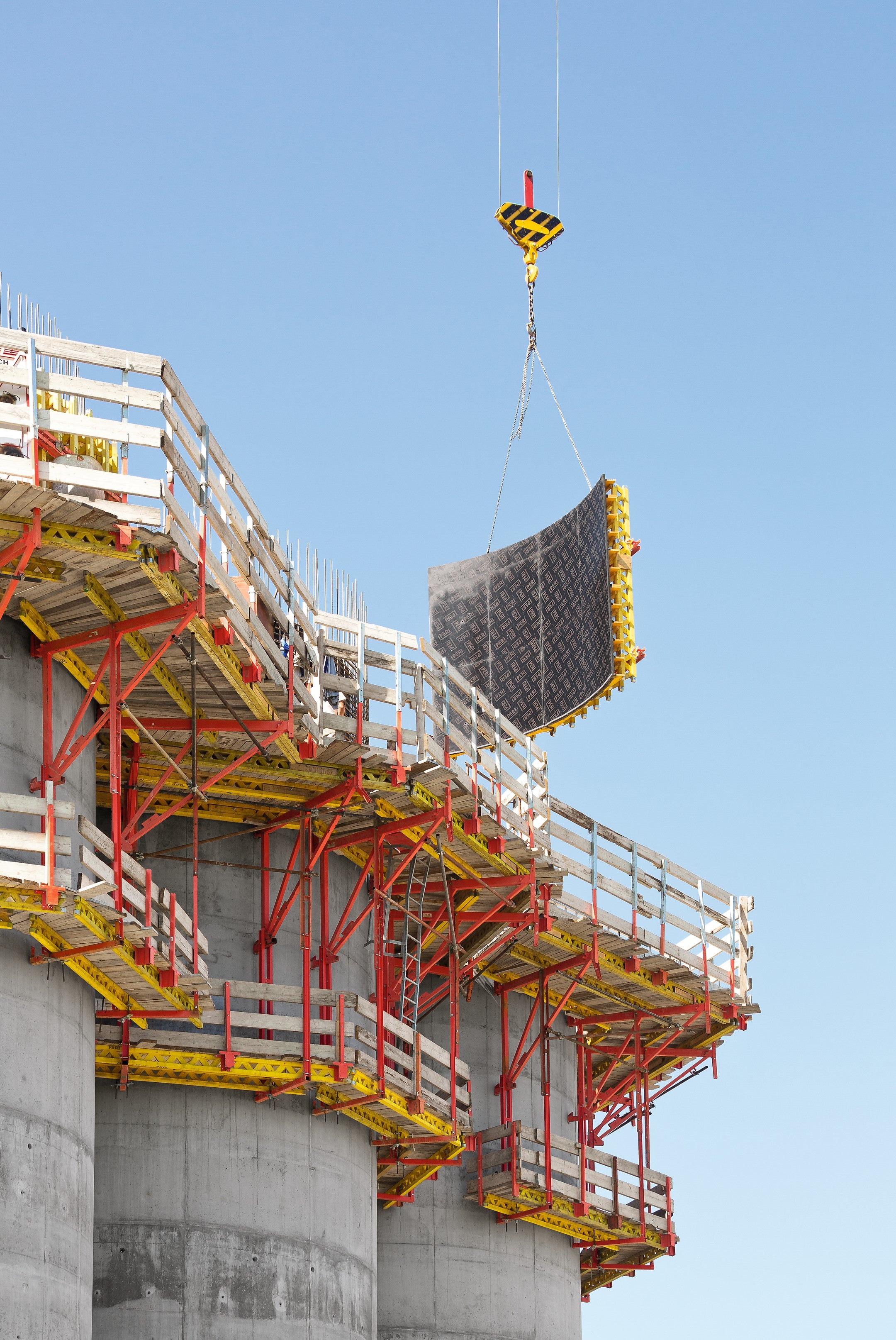 Il offre une procédure de déplacement qui fait gagner du temps. Plate-forme et coffrage sont déplacés en une seule opération, simplifiant ainsi les processus sur le chantier et permettant une efficacité accrue.