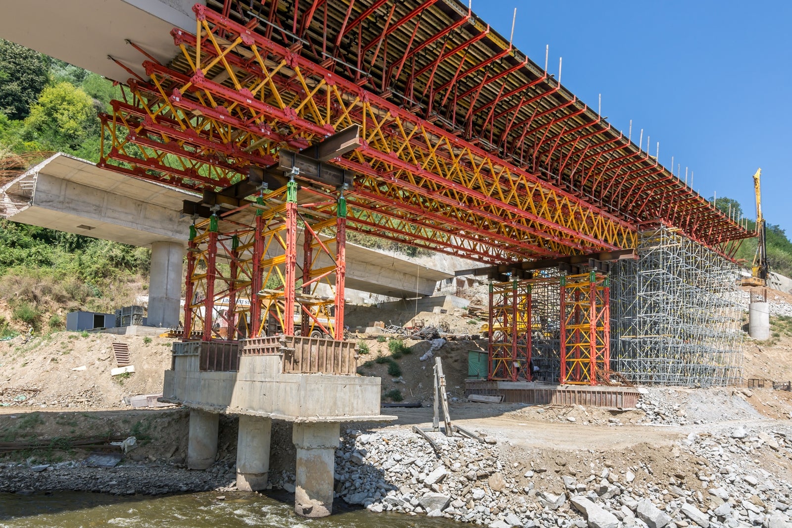 Kao nosive skele, u zavisnosti od potrebe, primenjene su PERI UP i VARIOKIT.