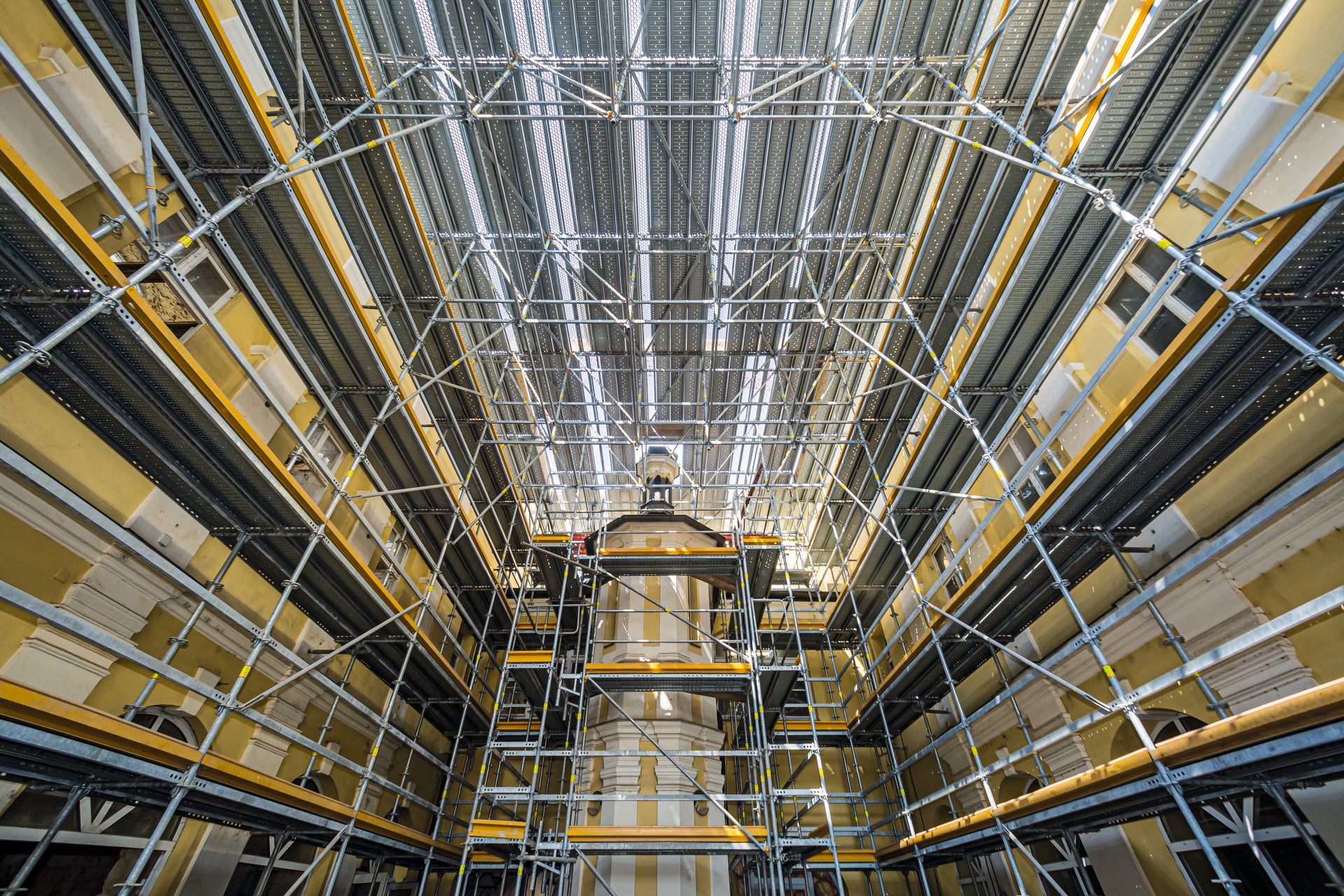 Alternativ können die Bauteile des PERI UP Gerüstbaukastens für den Aufbau als Fachwerkkonstruktion mit horizontal und vertikal liegenden Diagonalen zur Überbrückung verwendet werden.<br/>