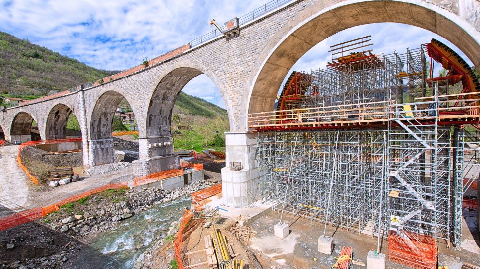 Il ponte Tassonaro, edificato nel 1930, è oggetto di un intervento di consolidamento per far fronte al parziale cedimento del terreno di fondazione.