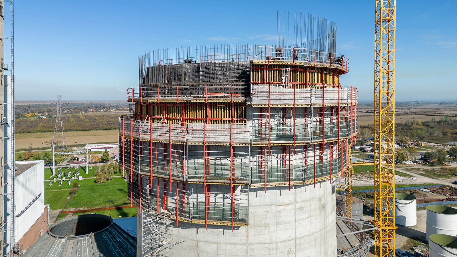 VARIO GT 24 zidna oplata od drvenih nosača bila je savršena za podešavanje promenljivih radijusa kako je dimnjak išao u visinu