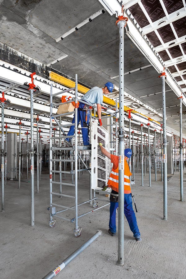 Insbesondere beim Ausschalen sorgten die geringen Einzelgewichte der SKYDECK für eine einfache Handhabung mit ermüdungsfreiem und raschem Arbeiten auch ohne jegliche Kranunterstützung.