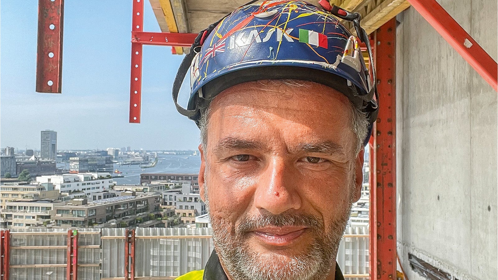 „Für dieses große und komplexe Projekt im Zentrum von Amsterdam haben wir uns für den führenden Anbieter in der Schalungsbranche entschieden: PERI. Wir kennen PERI von Projekten in Italien und sind mit den Bausystemen und Arbeitsmethoden vertraut. Bei einem Projekt dieser Größenordnung ist es wichtig, dass das Material immer schnell verfügbar ist. Da PERI über ein lokales Lager mit einem Bestand an verschiedenen Bausystemen verfügt, fehlte es uns an nichts. PERI ist für uns ein zuverlässiger Partner für solch komplexe Projekte.“