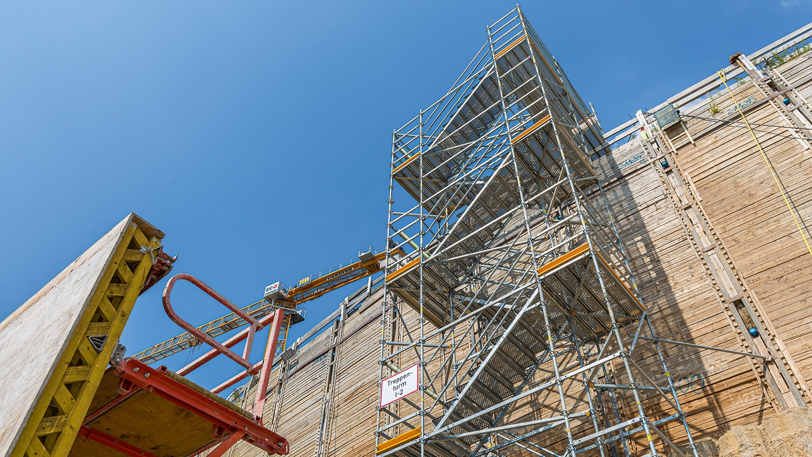 PERI&amp;nbsp;UP&amp;nbsp;Flex&amp;nbsp;Treppen mit 1,00 m breiten Treppenläufen erschließen die Arbeitsbereiche der bis zu 20 m tiefen Baugrube.