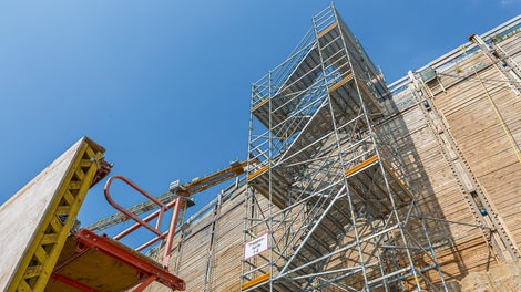 PERI&amp;nbsp;UP&amp;nbsp;Flex&amp;nbsp;Treppen mit 1,00 m breiten Treppenläufen erschließen die Arbeitsbereiche der bis zu 20 m tiefen Baugrube.