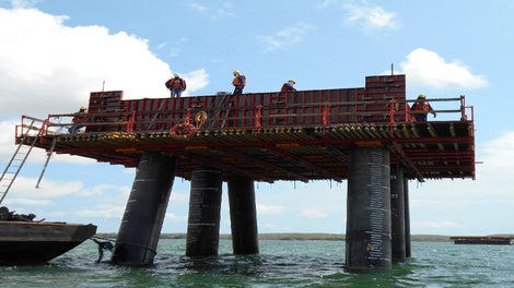 Sin importar cuán grande o pesada fuese la cimentación, el sistema de soporte VARIOKIT con las robustas vigas de encofrado SRU soportó las cimentaciones de este gran proyecto.