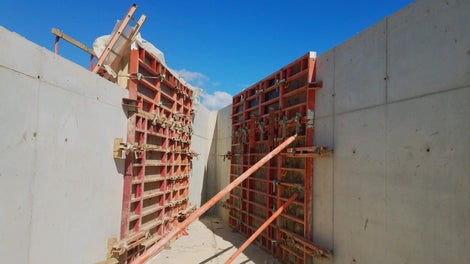 The dam was rebuilt and raised 2 ft. by using PERI TRIO Panel formwork. 