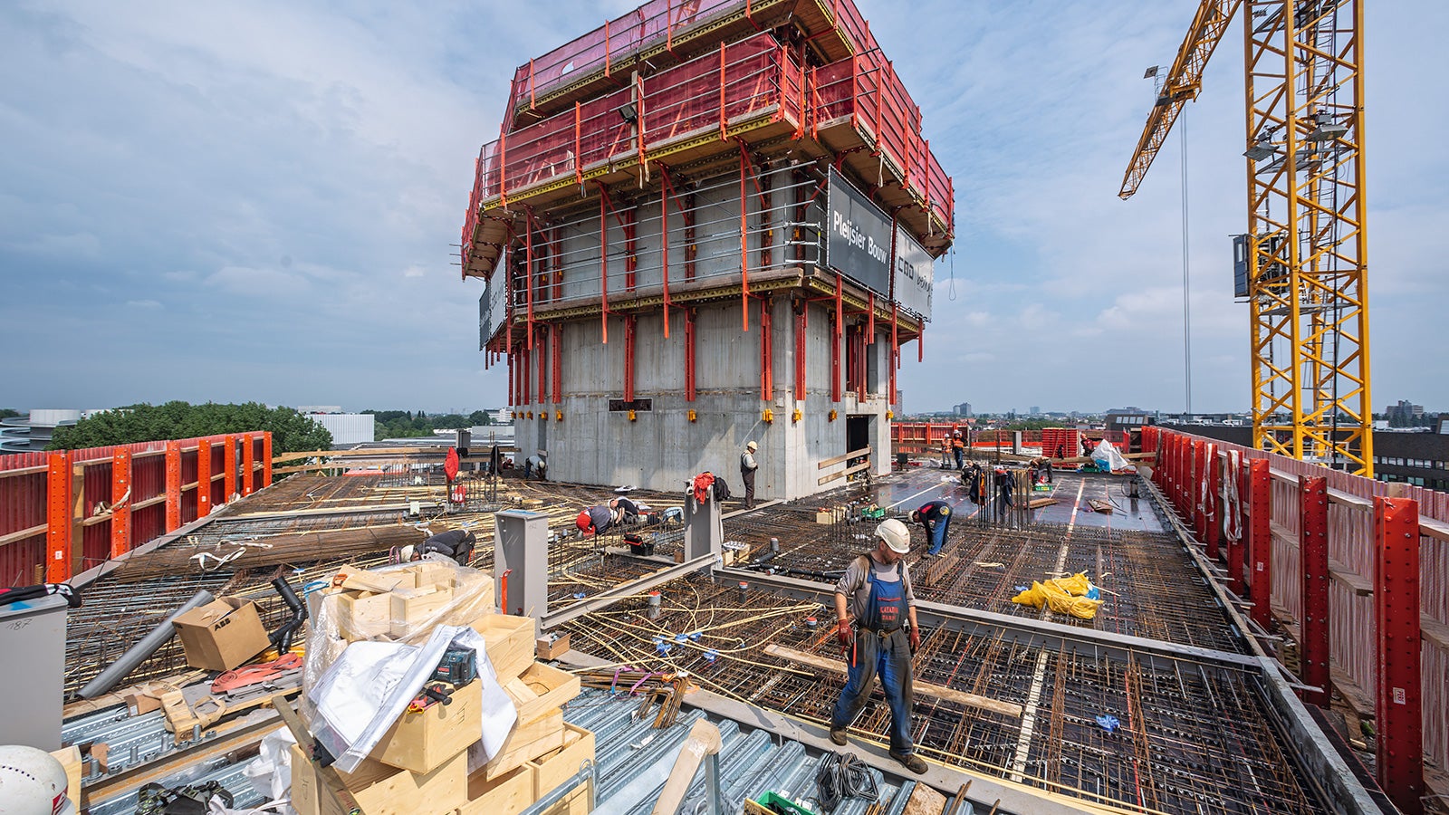 Высокая универсальность системы RCS позволяет применять ее как в качестве самоподъемных подмостей с опалубкой, так и в виде ветрозащитных экранов.